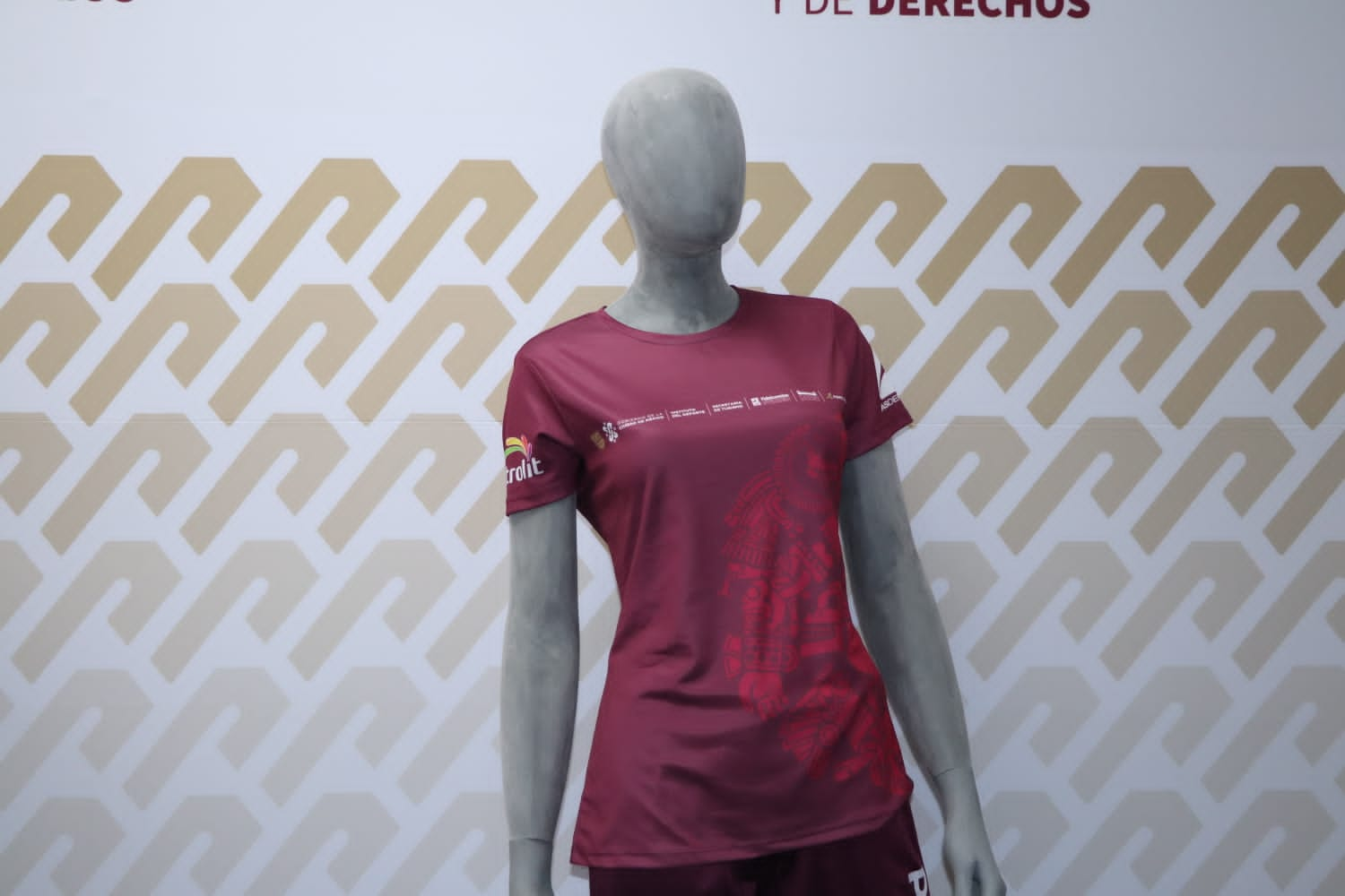 Presentan playera y medalla de la Primera Gran Carrera del Centro Histórico