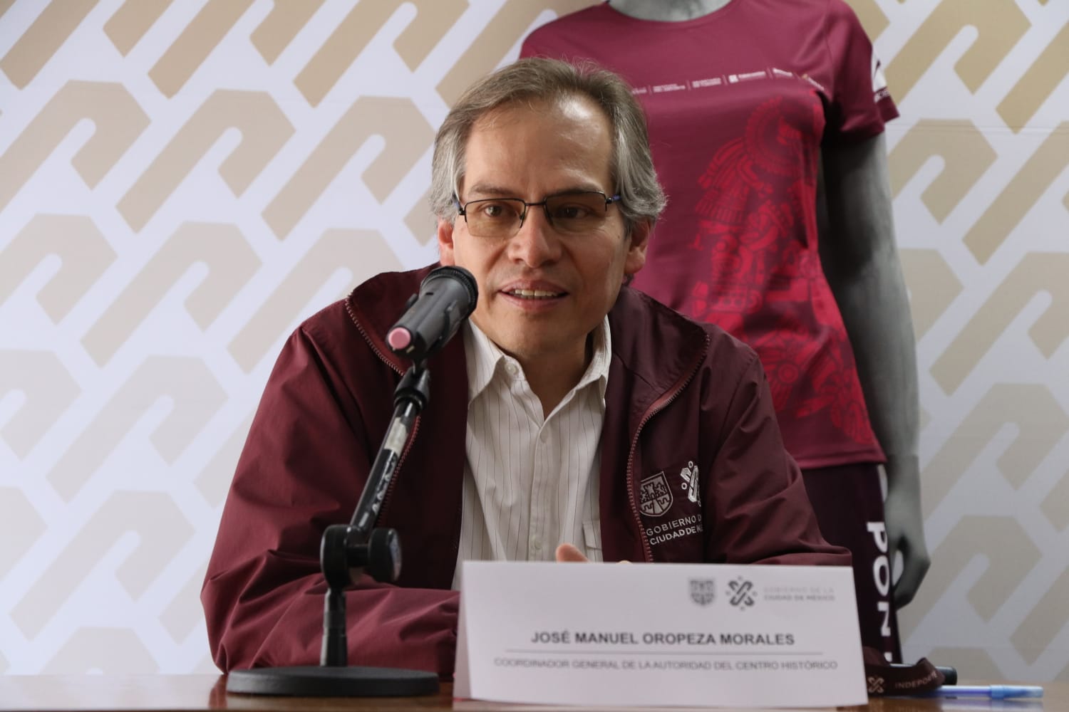 Presentan Playera Y Medalla De La Primera Gran Carrera Del Centro Hist Rico