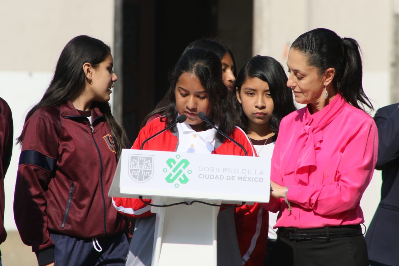 5e5d66267d244022264863 - Ciudad de México.- Claudia Sheinbaum realiza Lunes por la Educación para la Paz en la primera secundaria fundada en el país