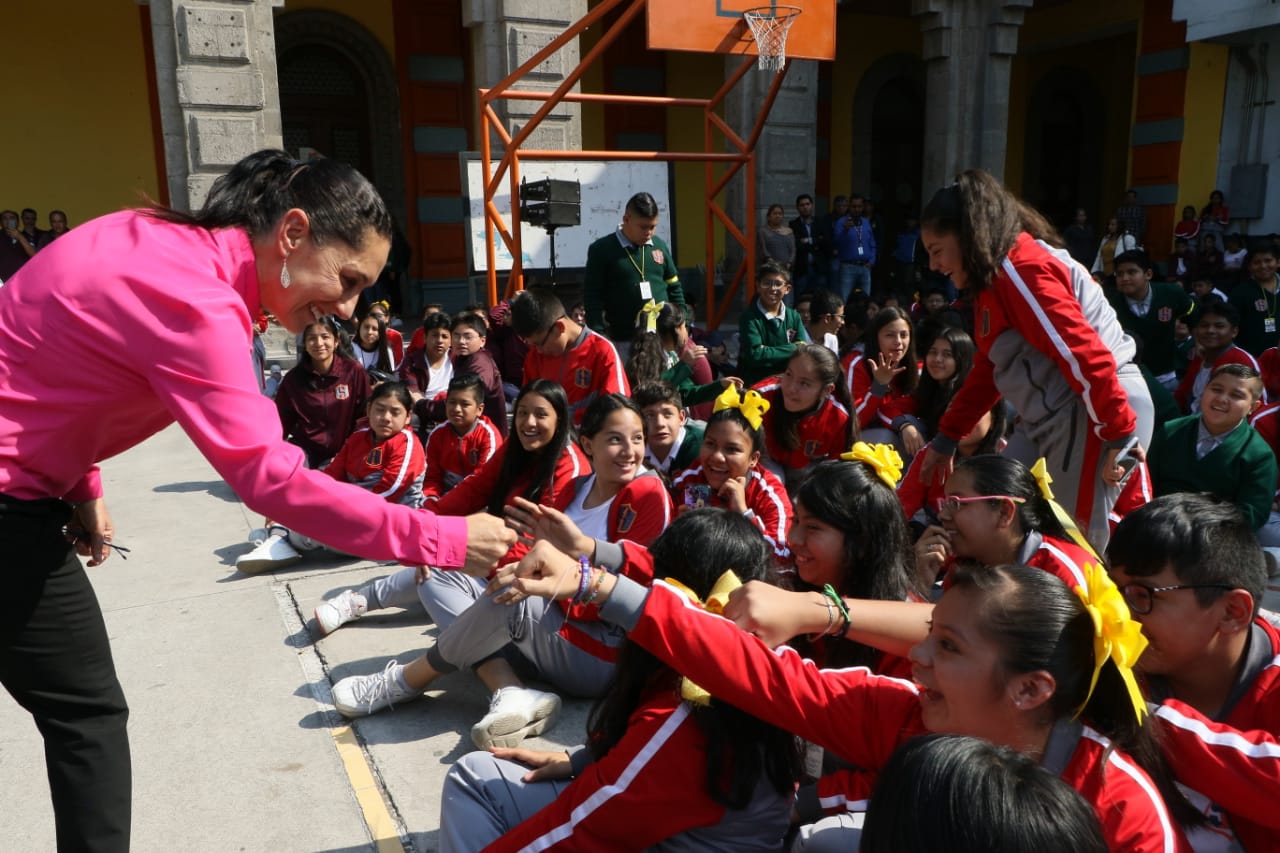 5e5d6636ae065201855608 - Ciudad de México.- Claudia Sheinbaum realiza Lunes por la Educación para la Paz en la primera secundaria fundada en el país
