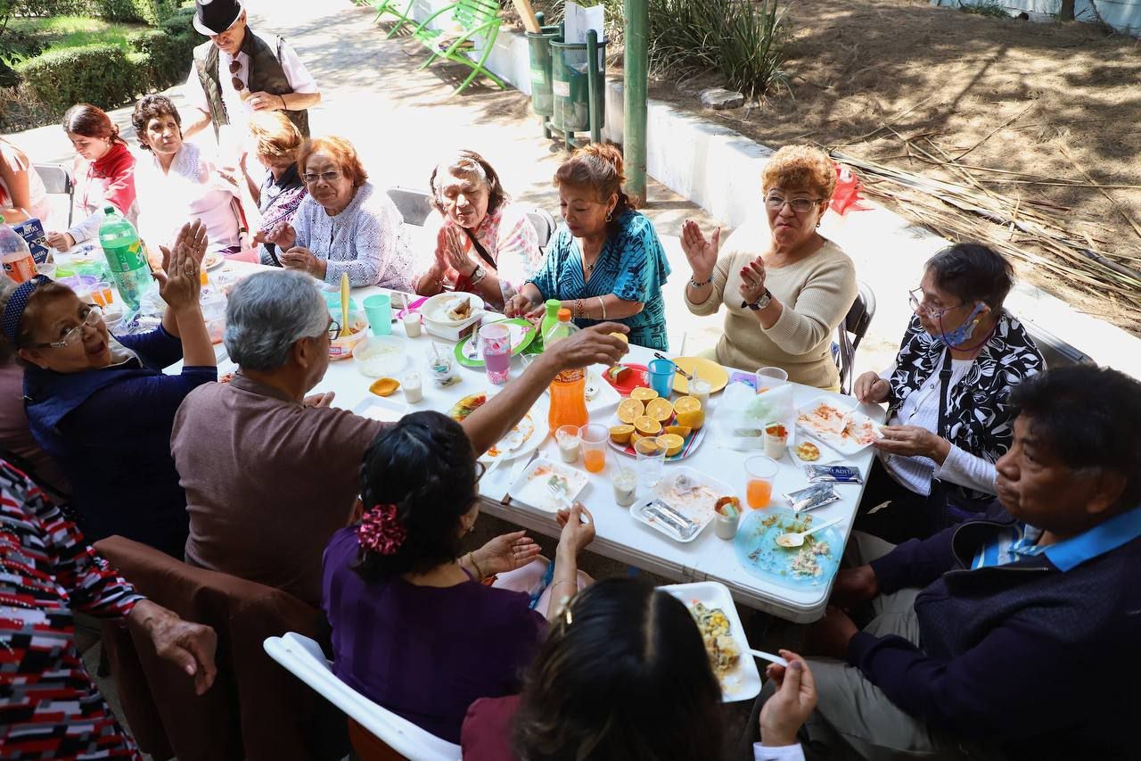 Atiende Gobierno De La Ciudad A Personas Adultas Mayores Con Estrategia ...