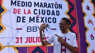 Presenta INDEPORTE playera y medalla del Medio Maratón de la Ciudad de México BBVA 2022