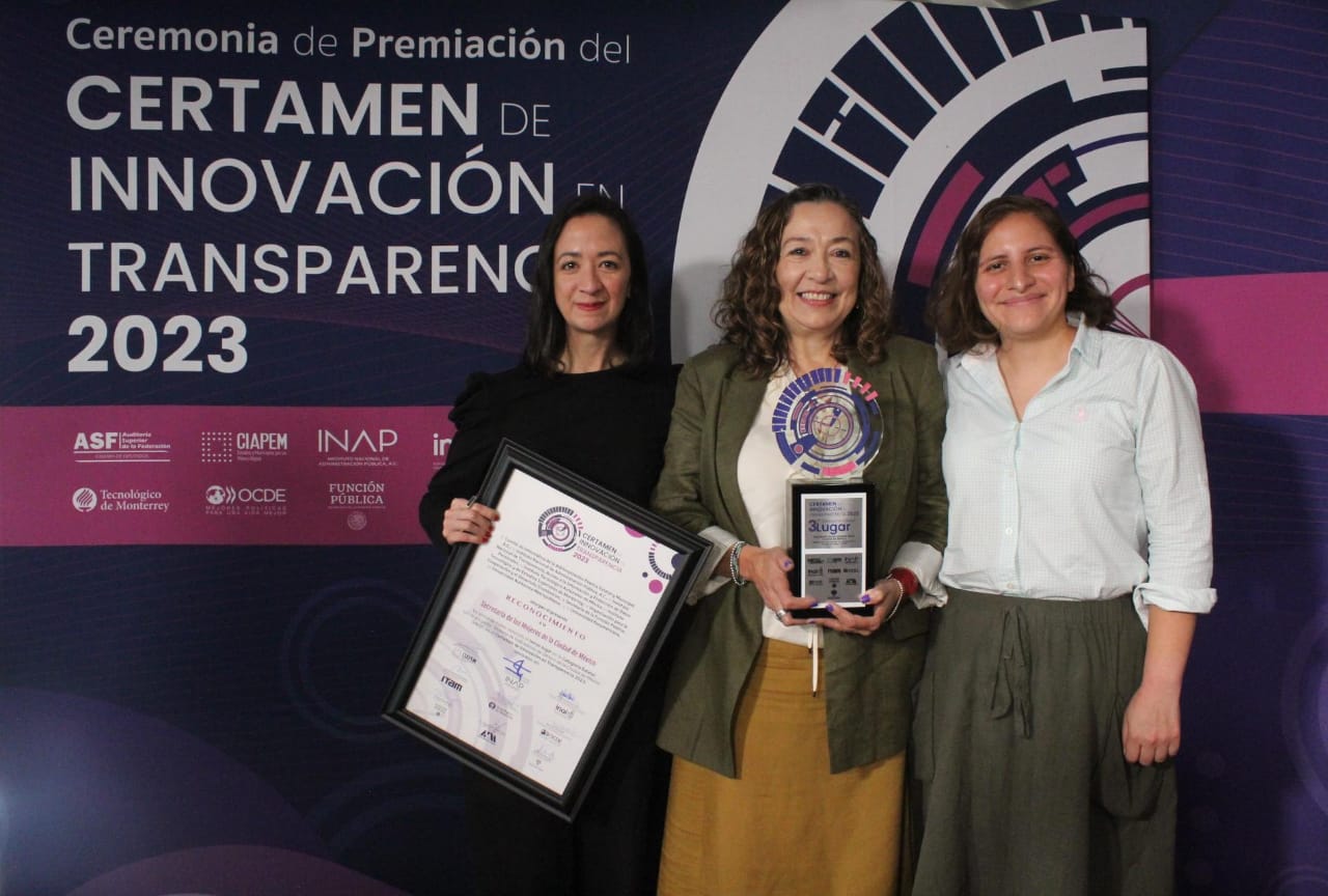 FOTO - PREMIO A LA INNOVACIÓN TECNOLÓGICA POR LA PLATAFORMA DEL SISTEMA DE INDICADORES DE GÉNERO (2).jpeg