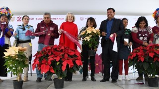 Inaugura secretaria de Turismo local, Nathalie Desplas Puel, Festival de Flores de Nochebuena en Paseo de la Reforma