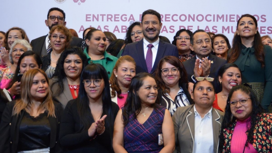 Entrega Martí Batres reconocimientos a 160 abogadas de las mujeres