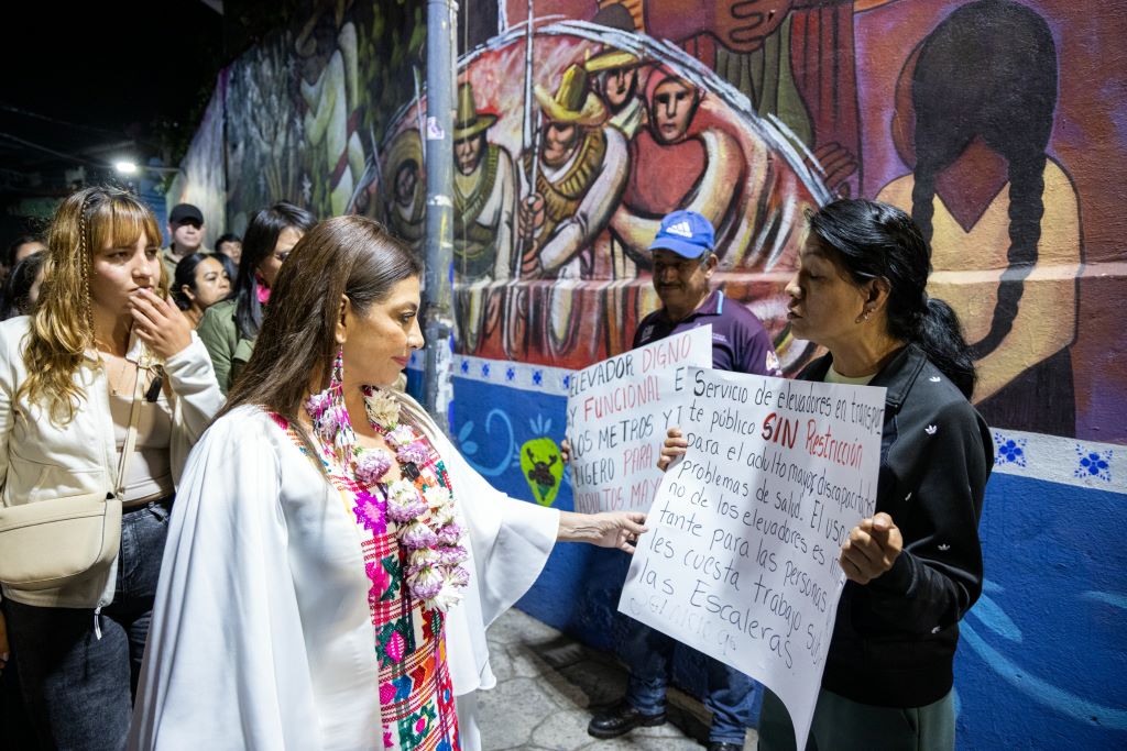 con cartel chiki.jpg